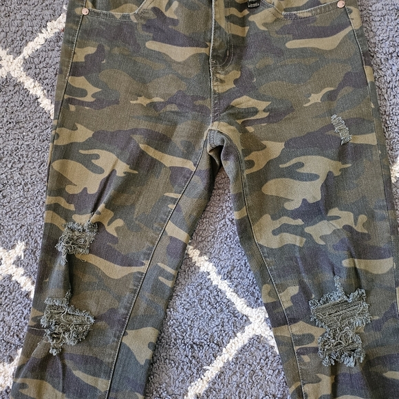 Judy Blue Skinny Fit Mid Rise Distressed Camo Jeans Size 27 - Picture 5 of 9
